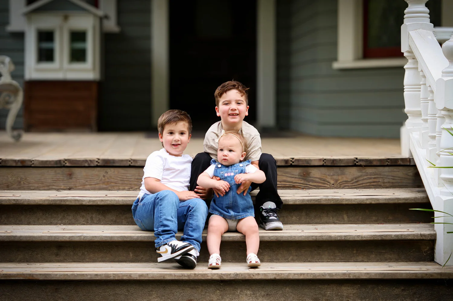 Siblings, family photos at the farmhouse steps